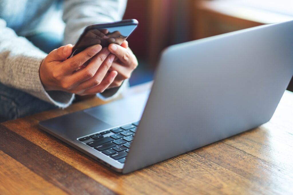 PC、スマートフォンで沼津の解体業者朝陽建商に問い合わせる様子