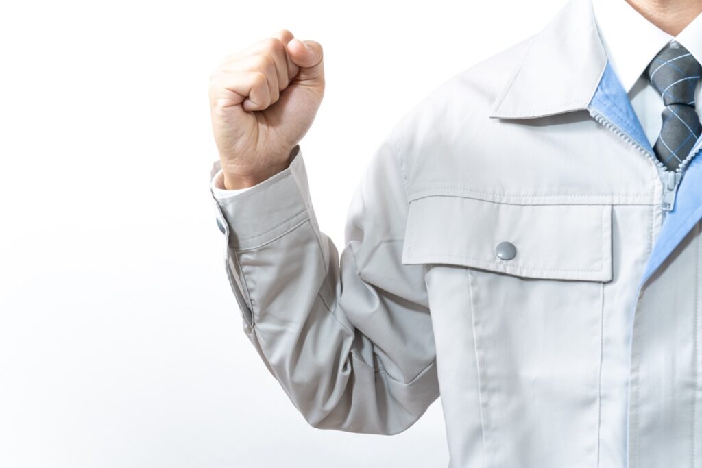 解体事業者が拳を握りしめる様子