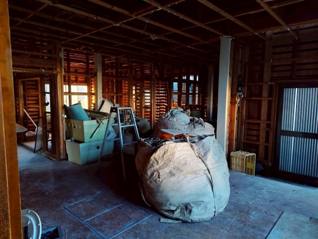 朝陽建商が行う木造建物の解体工事の様子