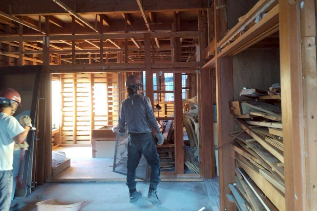 木造住宅を朝陽建商が手ばらし解体を行う様子